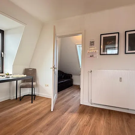 Apartment Hugos Nest Moderne In Mit Arbeitsplatz & Wlan Neumuenster